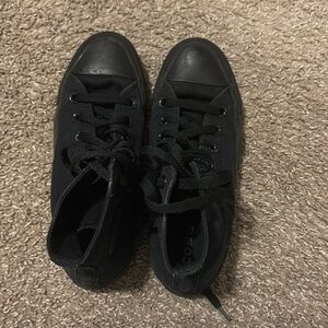 Woman’s 6 black converse